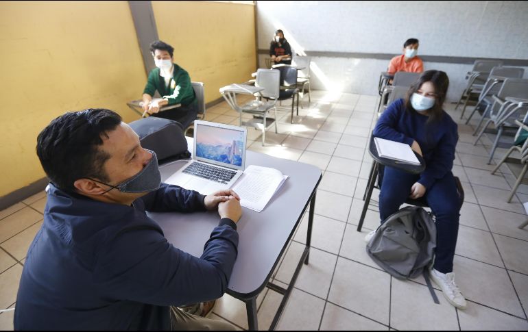 Se prevé vacunar a 200 mil integrantes del sector educativo en Jalisco. EFE/ARCHIVO
