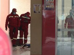 Bomberos inspeccionan el sitio del accidente en la Universidad Pública de El Alto, en El Alto, Bolivia. EFE/M. Alipaz
