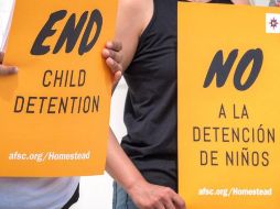 Manifestantes exigen que, en vez de reabrir centros de detención, la administración de Biden debe tener como prioridad regresar a los menores con sus familias. EFE/C. Herrera