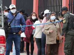 Personas aguardaban información sobre el accidente en la Universidad Pública de El Alto (UPEA), en Bolivia. EFE/M.Alipaz