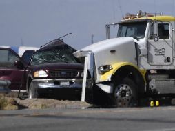 La camioneta SUV iba abarrotada con 25 personas y chocó contra un camión con remolque en Holtville, California. AFP/ARCHIVO