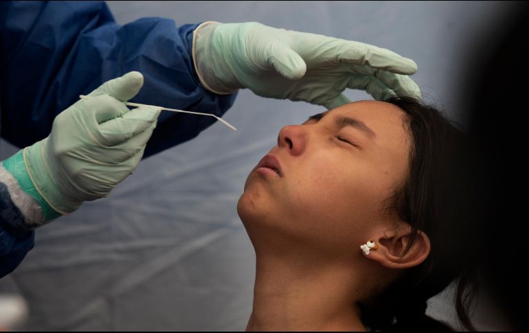 Deben seguirse haciendo el mayor número de pruebas posibles ante el repunte de casos de coronavirus, señala la OMS: AP / ARCHIVO