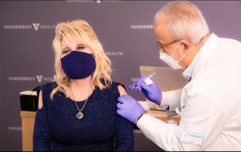 Parton insistió en que la campaña de vacunación contra el coronavirus es fundamental para frenar la pandemia y volver a la normalidad. INSTAGRAM / @DollyParton