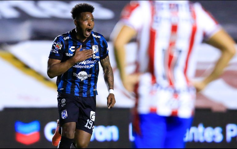 Chivas ya agotó sus cinco cambios en busca de regresar al partido. Imago7/ V. Pichardo