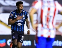 Chivas ya agotó sus cinco cambios en busca de regresar al partido. Imago7/ V. Pichardo