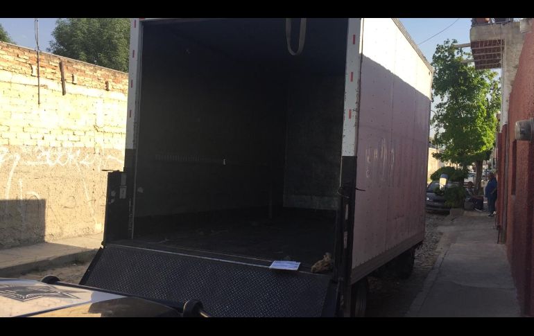 Policías de Tlaquepaque dieron con el vehículo, el cual se hallaba abandonado, ya vacío en la colonia La Duraznera. ESPECIAL