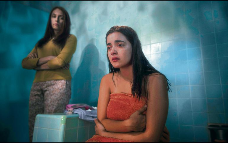 PAULINA GAITÁN. La actriz, envuelta en una toalla, en una escena de la cinta “Souvenir”. CORTESÍA• Latam Pictures