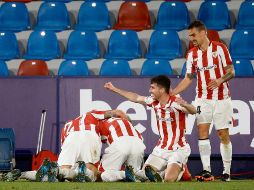 Los Leones celebran el pase al partido por el trofeo, que será contra los culés. EFE