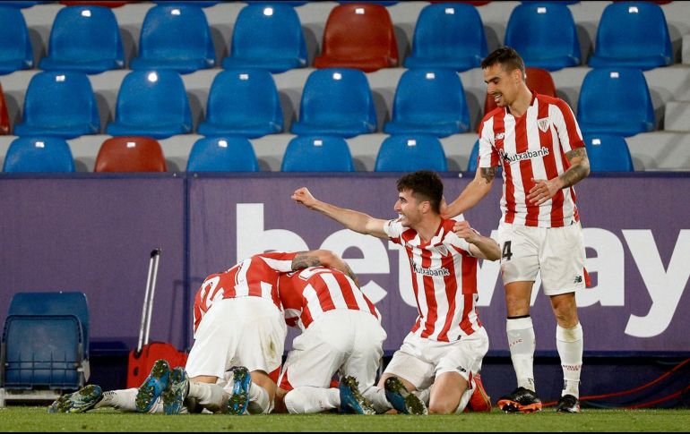 Los Leones celebran el pase al partido por el trofeo, que será contra los culés. EFE
