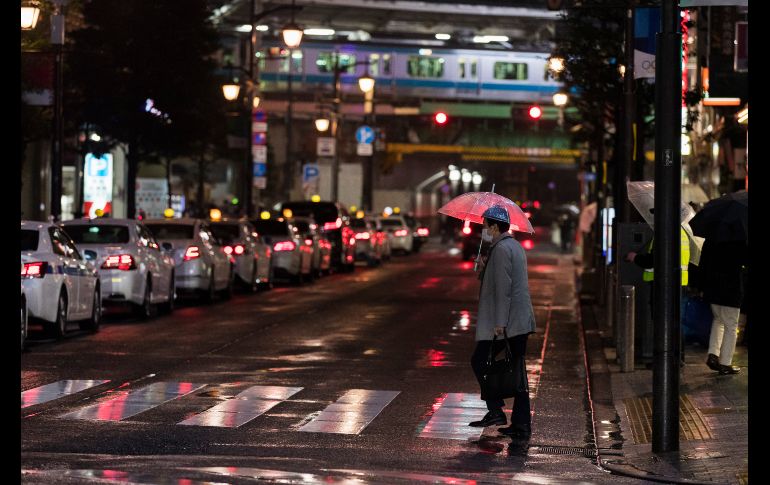 La prórroga de dos semanas de la emergencia en Tokio podría costar a la economía 700 mil millones de yenes. AP / H. Komae