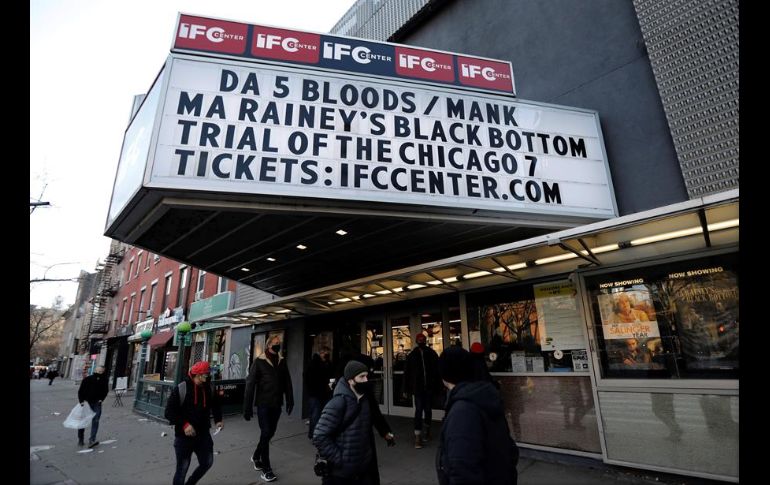 El uso de cubrebocas y la distancia social son obligatorias. Las salas implementaron filtros de aire especiales y desinfectan cada sala entre proyecciones. EFE/P. Foley