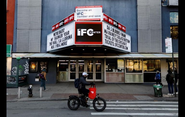 El uso de cubrebocas y la distancia social son obligatorias. Las salas implementaron filtros de aire especiales y desinfectan cada sala entre proyecciones. EFE/P. Foley