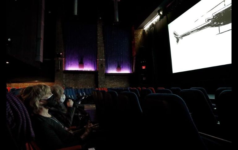 El uso de cubrebocas y la distancia social son obligatorias. Las salas implementaron filtros de aire especiales y desinfectan cada sala entre proyecciones. EFE/P. Foley