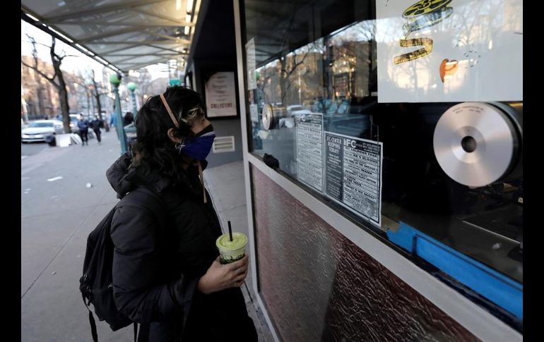 El uso de cubrebocas y la distancia social son obligatorias. Las salas implementaron filtros de aire especiales y desinfectan cada sala entre proyecciones. EFE/P. Foley