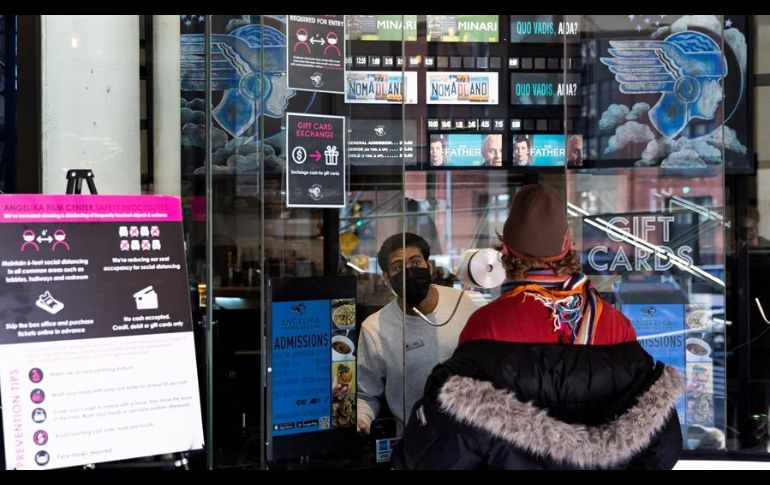 El uso de cubrebocas y la distancia social son obligatorias. Las salas implementaron filtros de aire especiales y desinfectan cada sala entre proyecciones. EFE/P. Foley