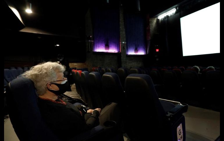 El uso de cubrebocas y la distancia social son obligatorias. Las salas implementaron filtros de aire especiales y desinfectan cada sala entre proyecciones. EFE/P. Foley