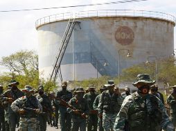 Soldados patrullan cerca de una refinería en Puerto La Cruz. AP/J. Hernández