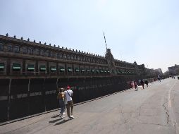 La colocación de barreras alrededor de Palacio Nacional para muchos resulta una medida irónica porque el mismo AMLO alguna vez encabezó protestas en ese mismo lugar. EFE / S. Gutiérrez