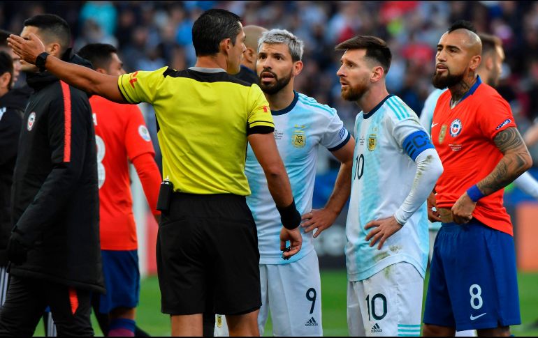 ''La decisión obedece a la imposibilidad de contar en tiempo y forma con todos los jugadores sudamericanos'', anunció en su cuenta de Twitter la Conmebol. AFP / ARCHIVO