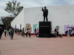 Varios curiosos se acercaron para ver más de cerca el trabajo artístico de las mujeres. EL INFORMADOR/G. Gallo