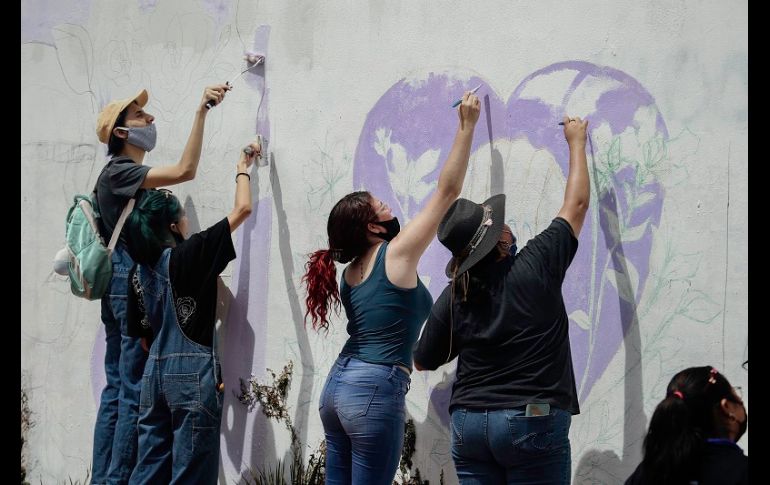Varios curiosos se acercaron para ver más de cerca el trabajo artístico de las mujeres. EL INFORMADOR/G. Gallo