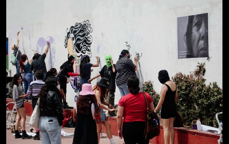 Varios curiosos se acercaron para ver más de cerca el trabajo artístico de las mujeres. EL INFORMADOR/G. Gallo