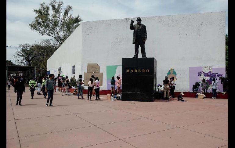 Varios curiosos se acercaron para ver más de cerca el trabajo artístico de las mujeres. EL INFORMADOR/G. Gallo