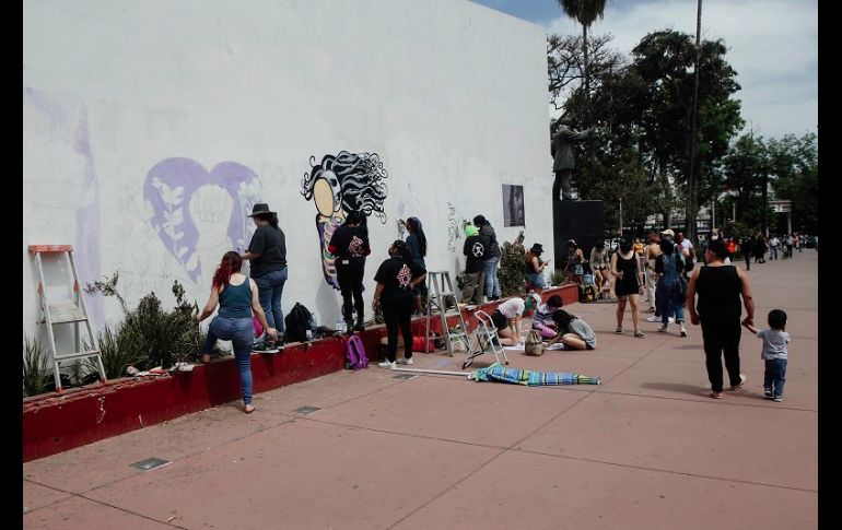 Varios curiosos se acercaron para ver más de cerca el trabajo artístico de las mujeres. EL INFORMADOR/G. Gallo