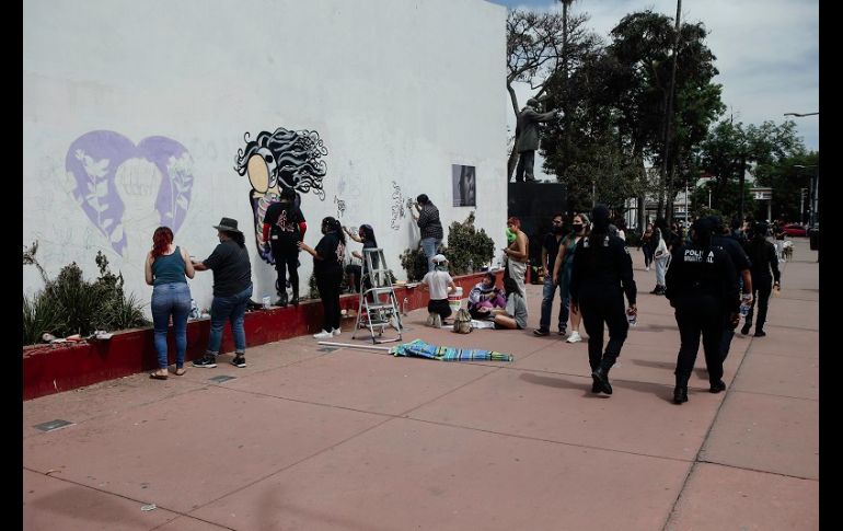 Varios curiosos se acercaron para ver más de cerca el trabajo artístico de las mujeres. EL INFORMADOR/G. Gallo