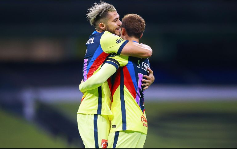 Henry Martín y Francisco Sebastián Córdova festejan una de las anotaciones. IMAGO 7/E. Sánchez