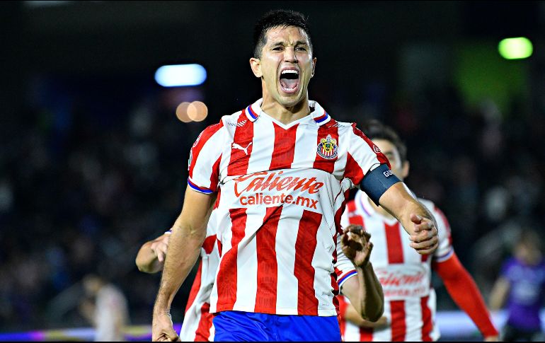 EMPUJE. El capitán de las Chivas logró marcar el gol de su equipo. Salió lesionado en la segunda mitad. IMAGO7