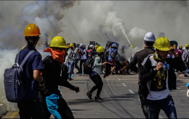 GASES. Manifestantes y militares chocan en la capital birmana por la represión en marchas previas. EFE