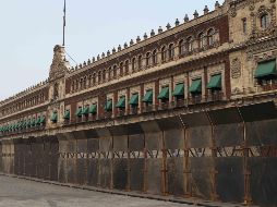 Claudia Sheinbaum detalló que las vallas se colocan alrededor de Palacio Nacional tras el antecedente de movilizaciones de años pasados, cuando grupos no se han manifestado pacíficamente sino de manera agresiva, utilizando armas y objetos peligrosos. SUN