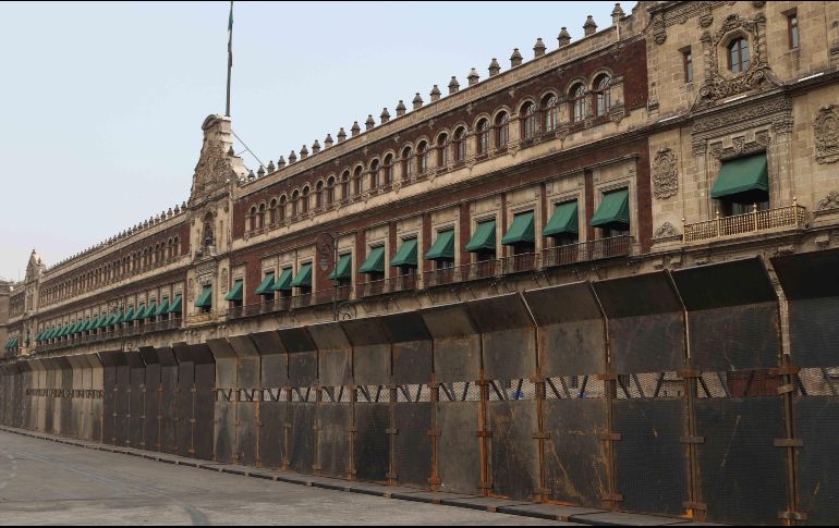 Claudia Sheinbaum detalló que las vallas se colocan alrededor de Palacio Nacional tras el antecedente de movilizaciones de años pasados, cuando grupos no se han manifestado pacíficamente sino de manera agresiva, utilizando armas y objetos peligrosos. SUN