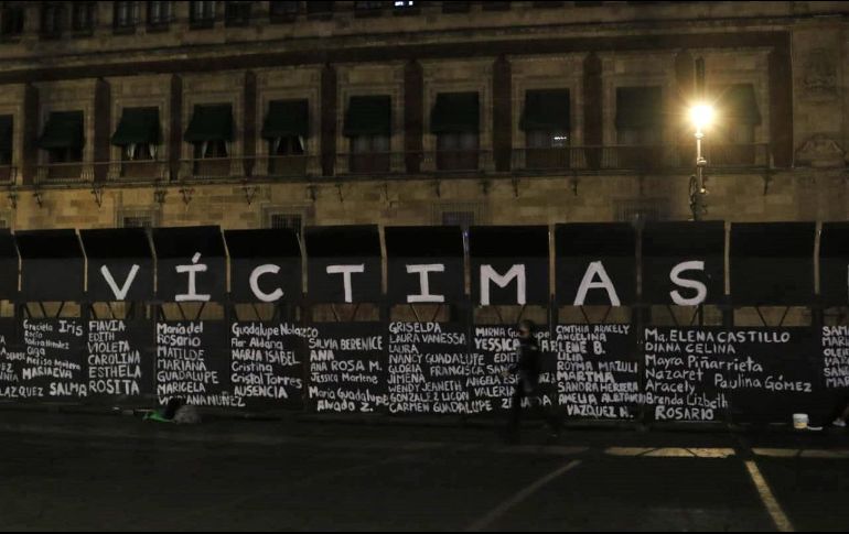 Mujeres colocaron los nombres de las víctimas previo a la conmemoración por el Día Internacional de la Mujer. SUN / C. Mejía