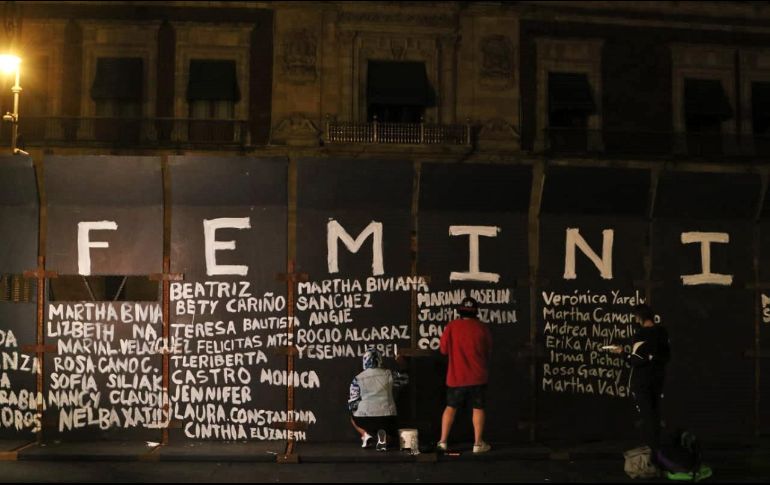 Mujeres colocaron los nombres de las víctimas previo a la conmemoración por el Día Internacional de la Mujer. SUN / C. Mejía