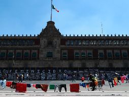 El Palacio Nacional luce con protecciones este domingo, previo a la manifestación de mañana por el Día de la Mujer. EFE/C. Ramírez