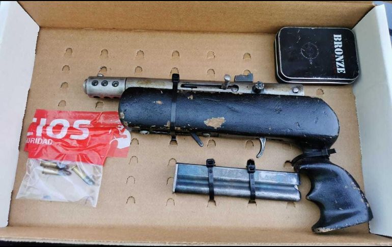 Los oficiales aseguraron una subametralladora calibre .22. Cortesía