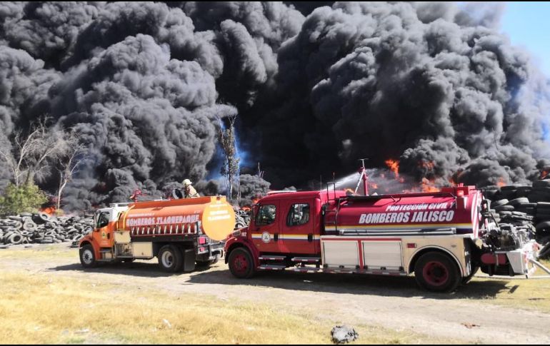 El incendio de llantas se registra en la colonia Solidaridad. TWITTER@PCJalisco