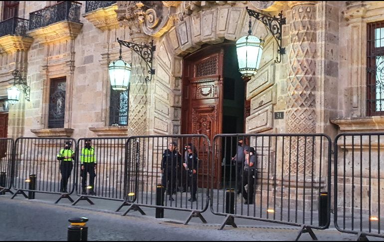 Se colocaron  vallas alrededor de Palacio de Gobierno en el Centro de Guadalajara. EL INFORMADOR / G. Gallo