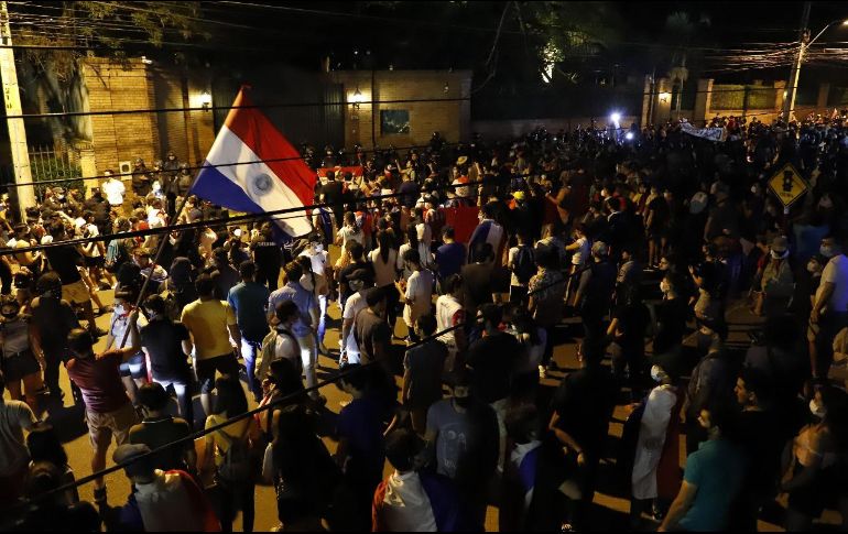 MANIFESTACIÓN. Los inconformes denuncian la precariedad de un sistema de salud pública desbordado por los casos de coronavirus. EFE