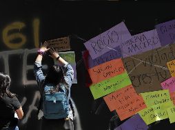 Mujeres colocaron carteles y escribieron mensajes en las placas de madera que protegen la casa de Roemer. EFE/J. Méndez