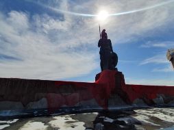 La mancha de “sangre” mide aproximadamente 280 metros cuadrados, mismos que han sido tejidos por alrededor de 200 mujeres y hombres. EL INFORMADOR / R. Bobadilla