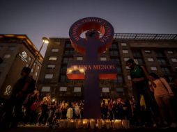 Decenas de mujeres se reunieron esta tarde frente a la “Antimonumenta”. EL INFORMADOR / F. Atilano