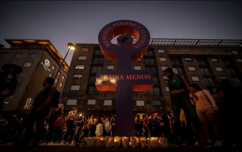 Decenas de mujeres se reunieron esta tarde frente a la “Antimonumenta”. EL INFORMADOR / F. Atilano