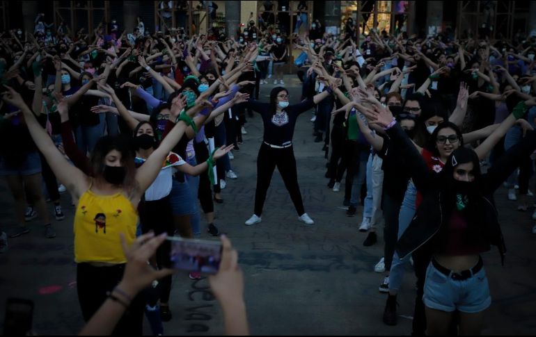 Decenas de mujeres se reunieron esta tarde frente a la “Antimonumenta”. EL INFORMADOR / F. Atilano