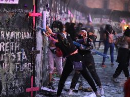 La colocación de estas vallas fue criticado por sectores de la sociedad, quienes señalaron una falta de sensibilidad del gobierno federal. XINHUA / S. Quintero