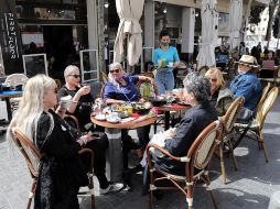 Israel ha vacunado a aproximadamente el 80% de su población adulta, por lo que comenzaron a reabrir tiendas, restaurantes, gimnasios y centros de esparcimiento. EFE/A. Sultan