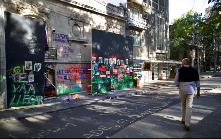 La medida fue criticada en redes sociales y por manifestantes que se encontraban afuera de la casa de Roemer. SUN / G. Espinosa