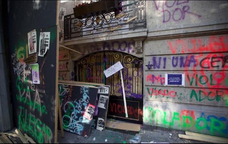 La medida fue criticada en redes sociales y por manifestantes que se encontraban afuera de la casa de Roemer. SUN / G. Espinosa